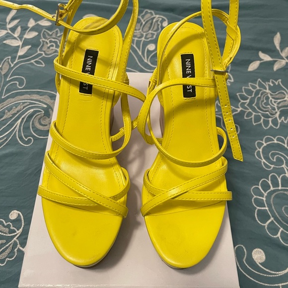 Nine West yellow wedge heel size 7 - Picture 6 of 6